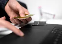 Karty przedpłacone jako odpowiedź na niepewność gospodarczą wśród młodych dorosłych
