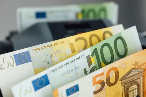 Kurs euro w napięciu przed wystąpieniem Powella i Trumpa. Będzie mocny skok na EUR/PLN?