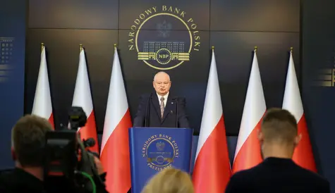 Kurs euro (EUR/PLN) zanurkował. Stopy procentowe ani drgną, RPP wciśnie hamulec? Eksperci mówią o „ryzykach w górę dla inflacji” | Kursy walut