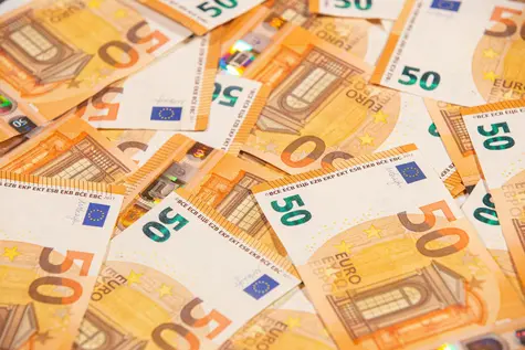 Kurs euro zmierza w dół w okolice poziomu 4,28 PLN. Prognoza ekspercka dla euro