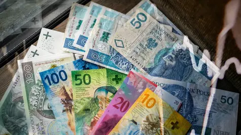 Banknoty polskiego złotego i franka szwajcarskiego. Symboliczne zestawienie walut, których kursy wpływają na wyniki inwestycji.