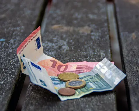 Euro w dół o imponujące 8,41%! Czy kkurs spadnie jeszcze niżej? Przelicznik walut: cena euro 12 marca