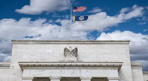 Dlaczego luźna polityka fiskalna, nieustanna presja cenowa i prężny wzrost gospodarczy mogą stanowić problem dla Fed