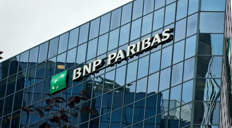 Piątkowa chmura nad polską giełdą: Banki na minusie, perspektywy w zawieszeniu