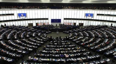 Turbulentny start tygodnia: Amerykański raport pracy umacnia kurs dolara, wybory europejskie przynoszą spadki dla EUR/USD
