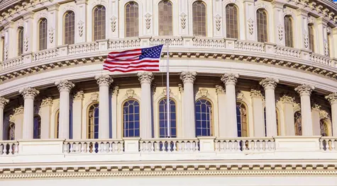 Obniżki stóp w USA coraz dalej. Powell będzie zmuszony do „jastrzębiego" pivotu?