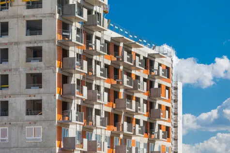 Zysk dużego dewelopera spadł o 31% rdr. Do klientów trafiło o 26,5% mniej mieszkań