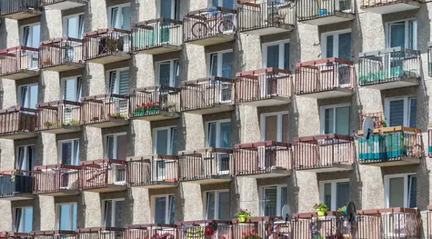 W Polsce buduje i kupuje się coraz mniejsze domy i mieszkania. Dlaczego?