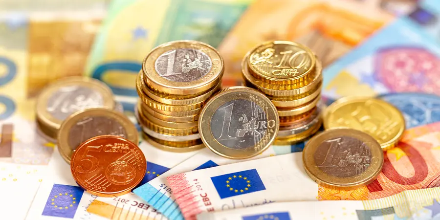 Kurs euro EUR/PLN: ile kosztuje euro 6 marca? Sprawdź dzisiejszy kurs euro do złotego, dolara, franka. Kiedy kupić euro? Prognoza