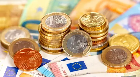 Kurs euro (EUR/PLN) 16 kwietnia: Ceny euro w relacji do złotego (PLN), dolara (USD) i franka (CHF). Zobacz, kiedy warto kupić euro