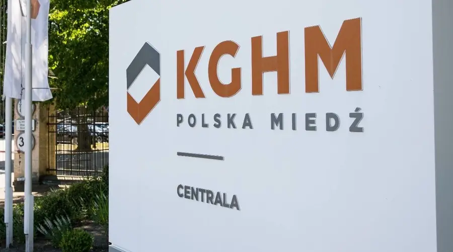 WIG20 spada kolejny dzień o 0,82 %. KGHM najsłabszą spółką. ML System głównym dostawcą dla drapacza chmur w Wiedniu
