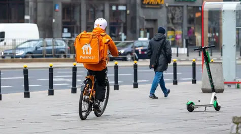 Afera w Pyszne.pl. Tysiące kurierów trafią na bruk. To może być dopiero początek