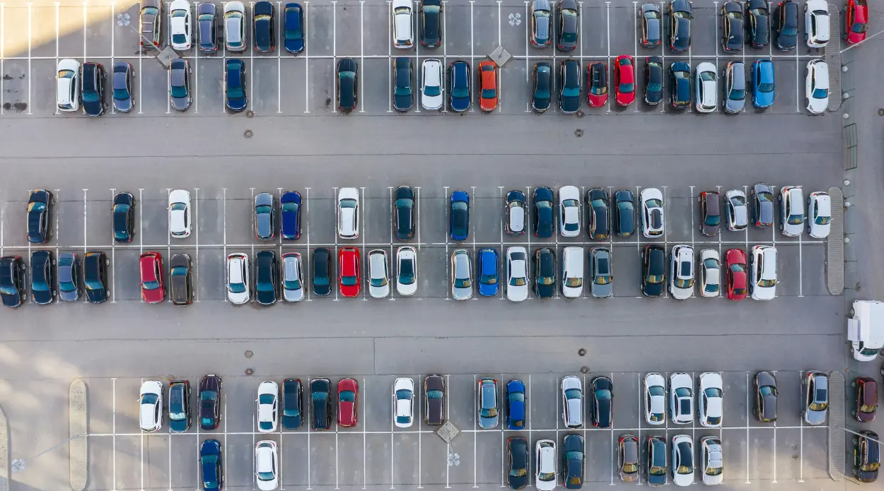 Fałszywe mandaty na sklepowych parkingach. UOKiK wyjaśnia nieuczciwe praktyki firm