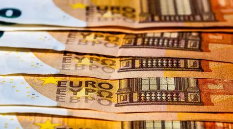 Złoty i euro odrabiają straty. Chiny tracą impet konsumpcyjny, a Scope ostrzega Polskę