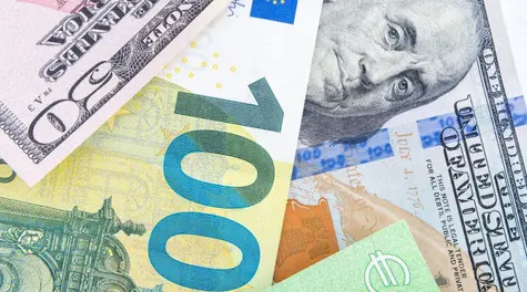 Ropa traci ponad 5%. Dolar osłabia się na szerokim rynku, złoty umacnia się na rynku