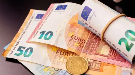 Sytuacja na parze EUR/PLN - kurs znów spada w dół. Ceny ropy w górę