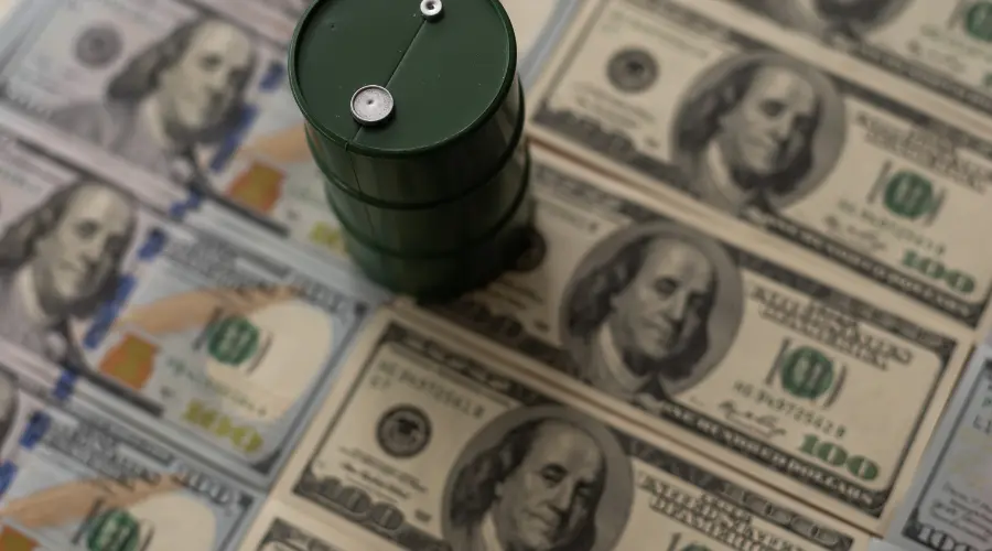 Ropa mocno w dół, a dolar... drożeje. Anomalia, która zaskakuje inwestorów