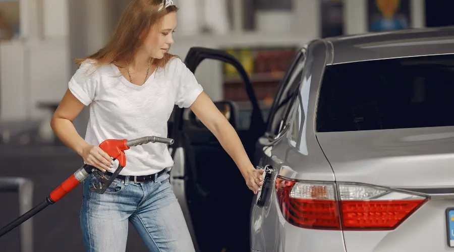 Benzyna po prawie 7 zł, diesel ponad 7,20 zł. Ekonomiści ostrzegają przed drożyzną
