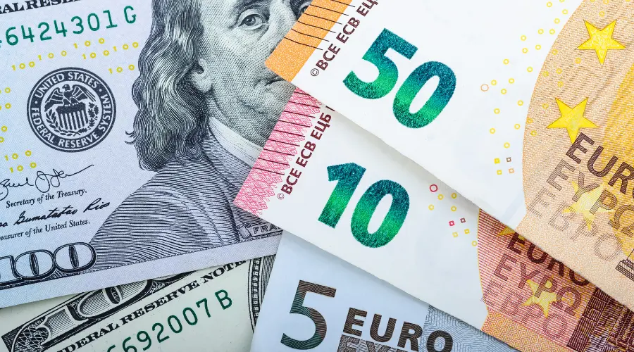 Dolar miażdży euro, a rynki drżą o stopy procentowe. Ropa znów rozdaje karty