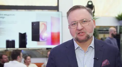 Składane smartfony podbijają rynek premium. Samsung stawia na nowy format