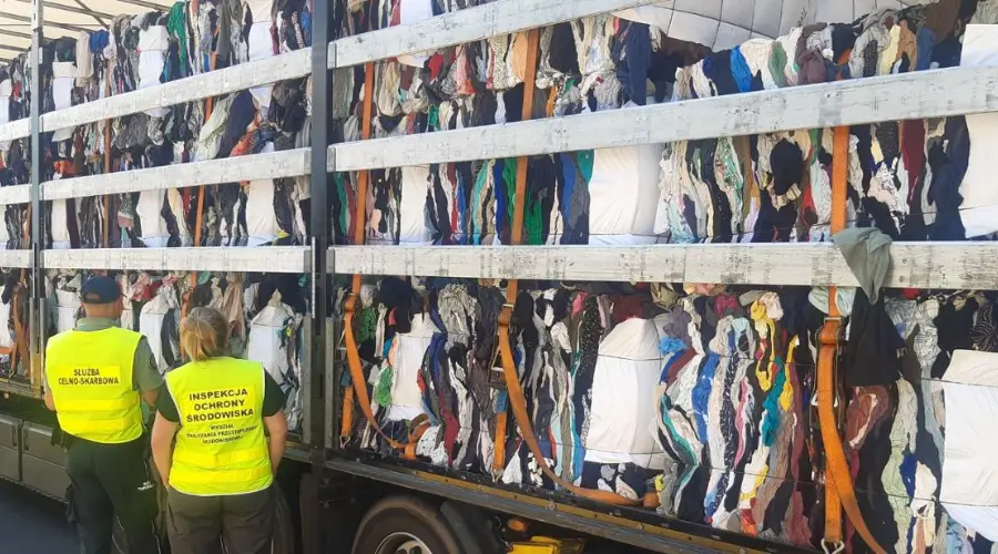 Nielegalny transport 25 ton odpadów na A4. Służby zawróciły ciężarówkę do Belgii