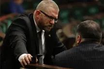 Prokuratura postawiła Braunowi zarzuty. Czy europoseł odpowie za swoje ekscesy?