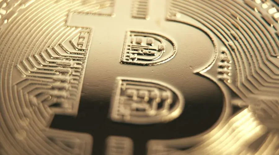 Bitcoin testuje historyczne wsparcie, a tokeny AI rosną o 36%