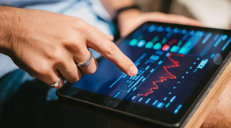 Nasdaq traci: akcje SpaceX w dół o 16,43%, Alphabet (-4,99%)