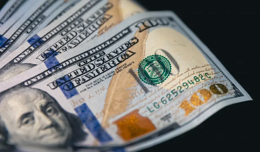 Cena dolara mocno w dół w 6 miesięcy - mówi prognoza znanego banku. O ile spaść może kurs USD/PLN?