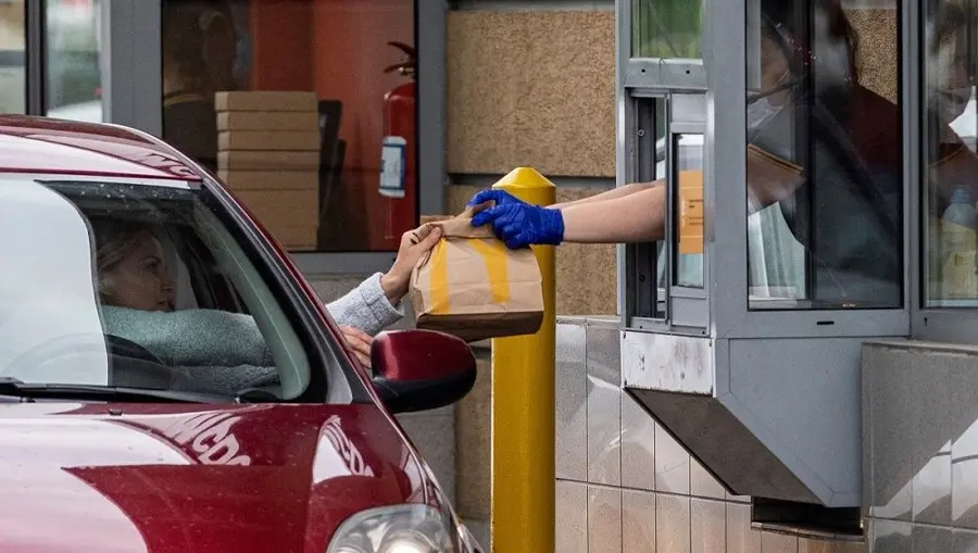 BADANIE: W czasie pandemii ruch w fast foodach mocno poszedł w dół. Spadek wyniósł ponad 40% | FXMAG INWESTOR
