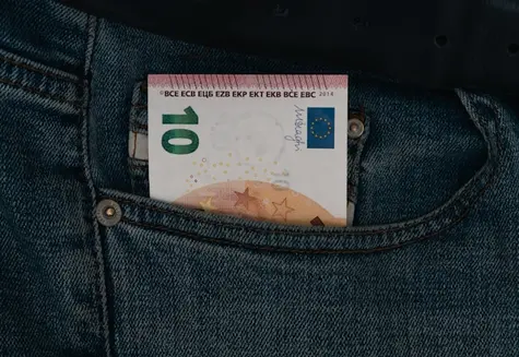 Złoty umacnia się wobec dolara i euro. Czeka nas tydzień pełen danych i zmienności!