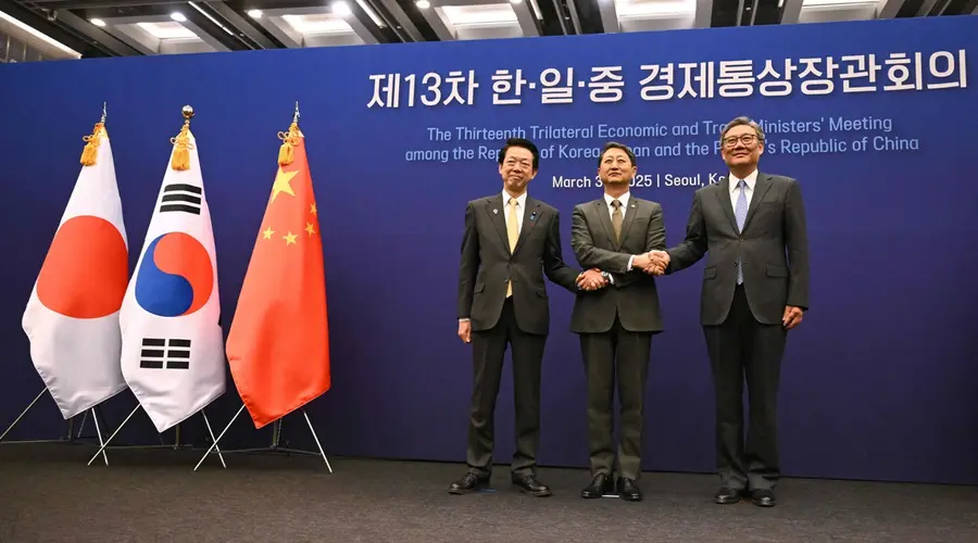 Chiny, Japonia i Korea łączą siły. Pojednała ich polityka Trumpa