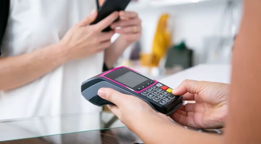 Dlaczego warto regularnie zmieniać kod PIN do karty płatniczej? Jak zmienić kod PIN do karty? Jak szybko zastrzec kartę na wypadek kradzieży?