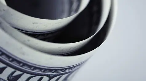 Dolar czeka na powtórkę z Powella, pod polityczną presją funt i euro