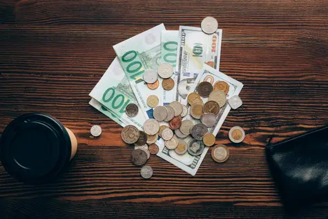 Kursy walut: odłożenie obniżek stóp procentowych potencjalnym problemem dla kursu złotego. Kurs euro (EUR/PLN), dolara (USD/PLN) i funta (GBP/PLN) w południe 8 kwietnia w poniedziałek