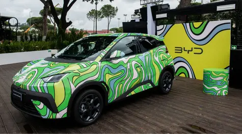 Chińczycy okiwali Unię Europejską. Wysokie cła już tylko na papierze? BYD znalazł furtkę i korzysta z niej. Motoryzacja
