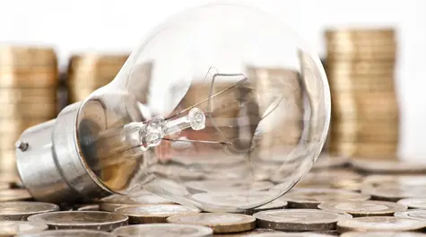 Polacy ofiarami politycznej przepychanki między rządem a prezydentem. Bez tego cena energii elektrycznej mogłaby być niższa?