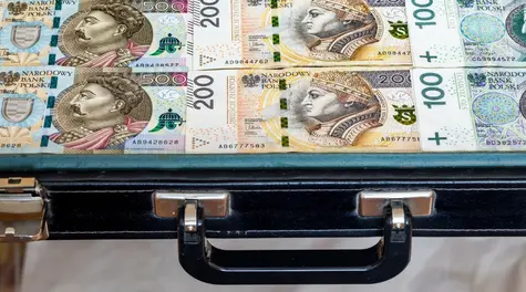 Dezinformacja powodem paniki wśród klientów banków. “Gotówki w Polsce nie zabranie”
