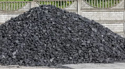 Węgiel znów towarem “premium”. Za tonę na niektórych składach trzeba zapłacić powyżej 3 tys. zł. Ile wynosi cena węgla?