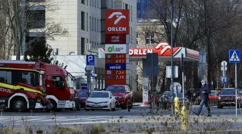 Rząd doprowadzi do obniżenia ceny paliw? Minister Domański: “Nie wykluczamy żadnych działań”