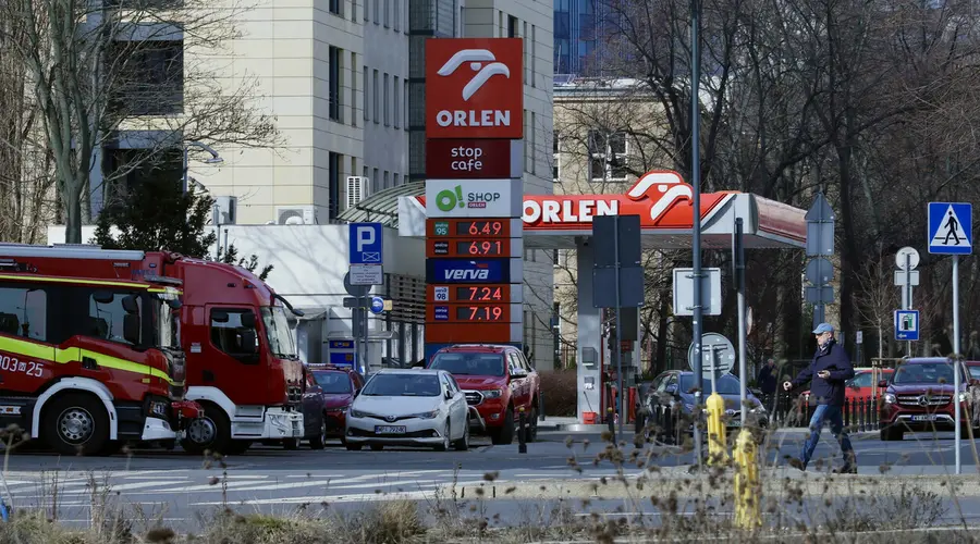Rząd doprowadzi do obniżenia ceny paliw? Minister Domański: “Nie wykluczamy żadnych działań”