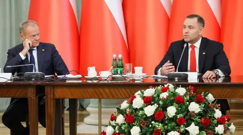 Karol Nawrocki przepytywał premiera. Donald Tusk odpowiadał. Nie zabrakło dygresji i przycinek w stronę byłego rządu