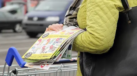 Mimo spadającej inflacji, większość konsumentów zrobi przedświąteczne zakupy w promocjach