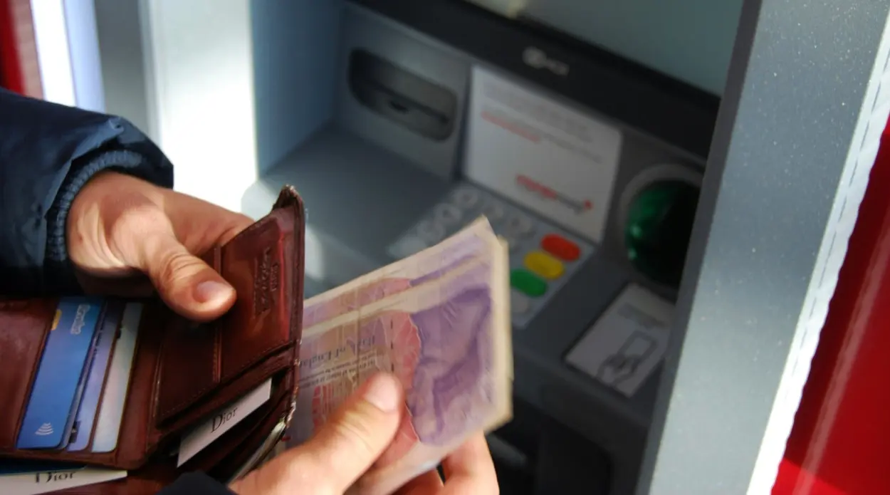 To koniec kart płatniczych? Gotówka obowiązkowa. Sklepy spożywcze zobowiązane do jej przyjęcia!