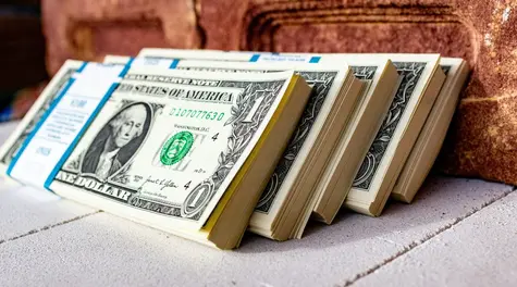 FX w trybie risk-off. Dolar i frank na czele, złoty pod presją po eskalacji wokół Iran