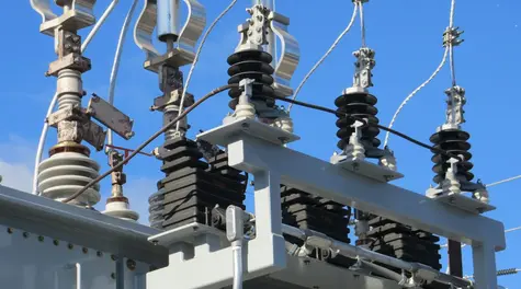 Szok energetyczny po ataku na Iran. Jak droższa ropa i gaz wpłyną na inflację i złotego (EUR/PLN)