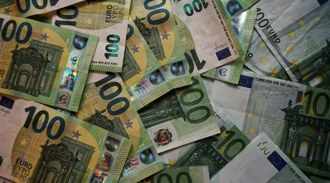 Złoty słabnie, obligacje pod presją, a rynek wycenia kolejne obniżki NBP