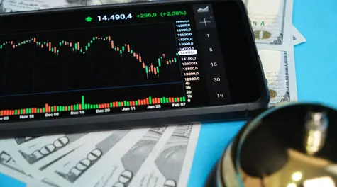 Dolar USD/PLN wygrywa w chaosie, ropa podbija inflację. Rząd gasi pożar paliwami, rynek w trybie napięcia