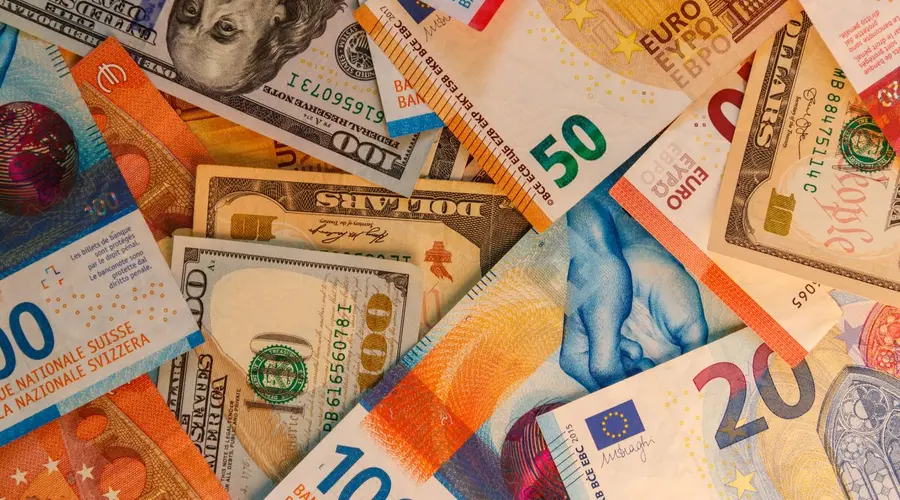 Kurs euro EUR/PLN po 4,28 PLN, kurs dolara USD/PLN po 3,74 PLN, franka 4,7 PLN. Prognozy walutowe