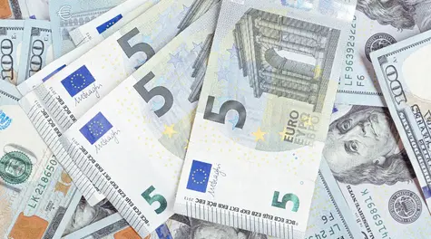 Dolar słabnie, kurs EUR/USD wzrasta do okolic 1,159. Rentowności obligacji spadają